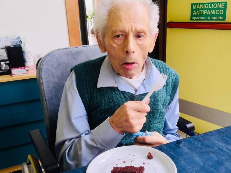 anziano che mangia