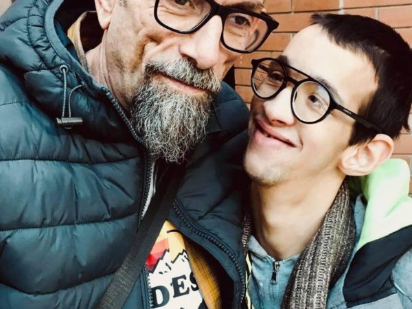 due coetanei che si abbracciano